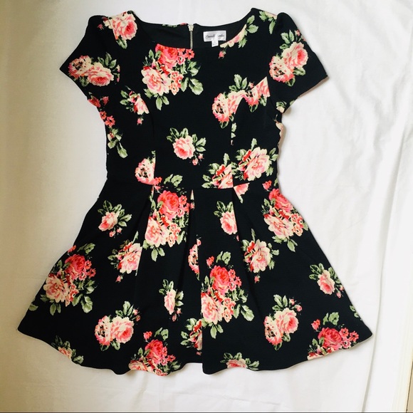 Dresses & Skirts - Beautiful sun dress.